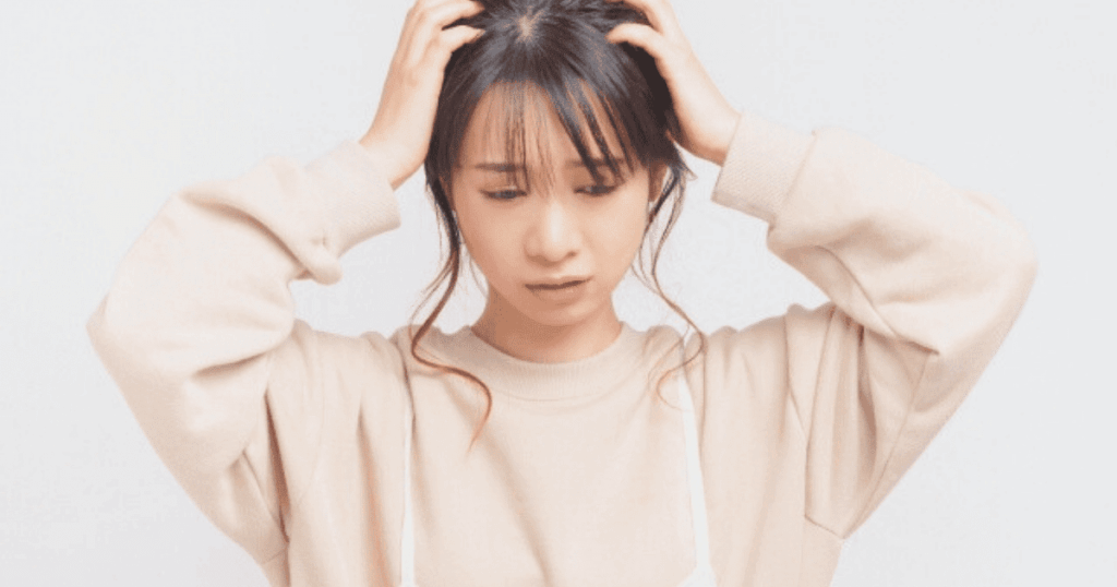 頭をかかえる女性