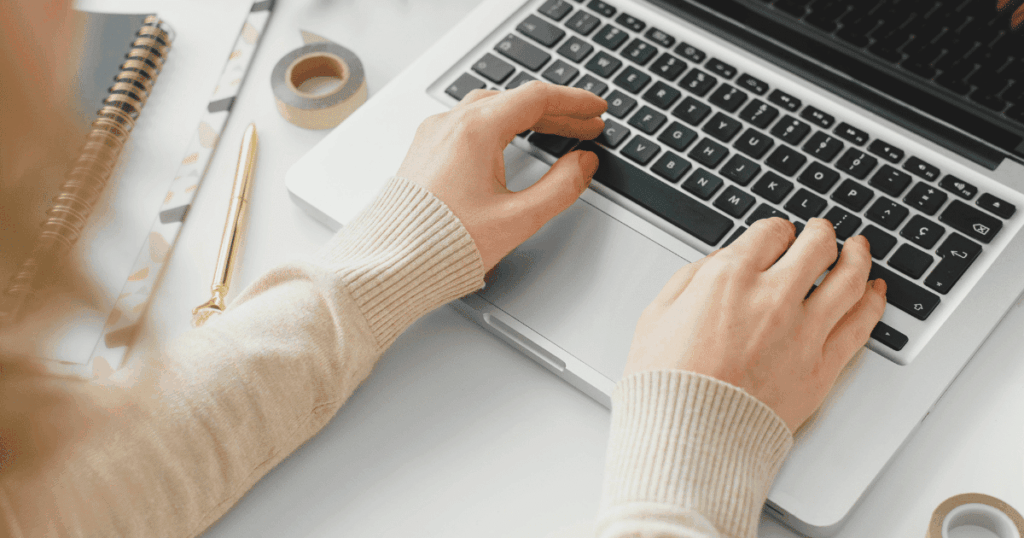 PC操作をする女性の手